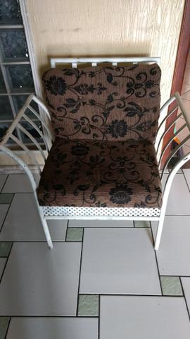 Poltrona acolchoada base de ferro