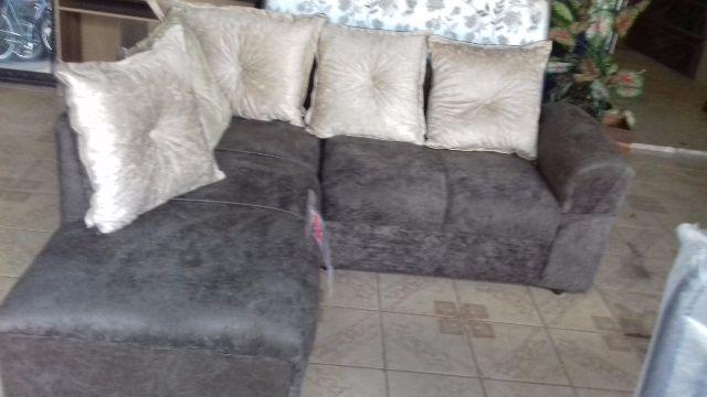 Sofa larissa novo com 5 almofadas tecido sueder apenas