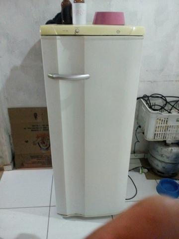 Vende se uma geladeira