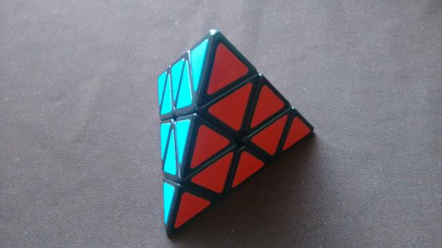Cubo mágico profissional pyraminx usado