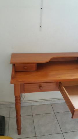 Escrivaninha de madeira