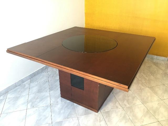Mesa de madeira com prato giratório