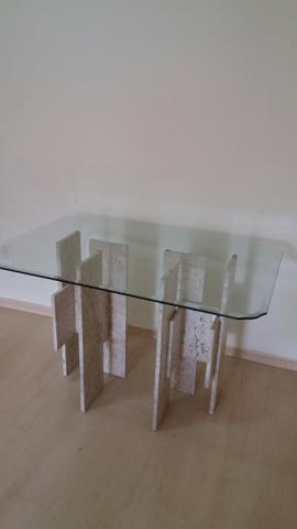 Mesa de mármore com tampo de vidro