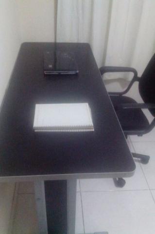 Mesa para computador e livros
