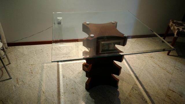 Mesa quadrada de vidro com base em madeira maciça (com ou