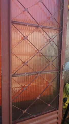 Porta de ferro.leia o anuncio