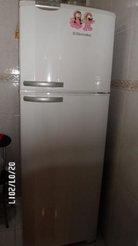 Refrigerador Frost Free Electrolux DF38 - Congelador alto