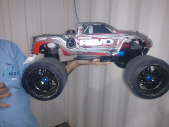 Vendo automodelo traxxas revo 3.3