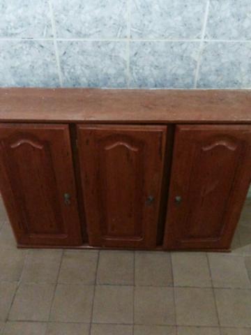 Armário de madeira
