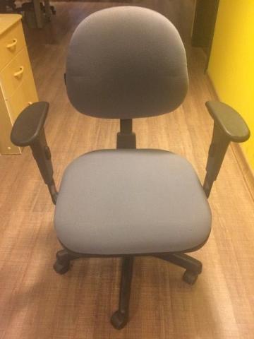 Cadeira para escritório, com regulagens de altura, encosto