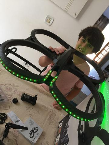 Drone Ardrone Parrot 2.0 com fita led UFO
