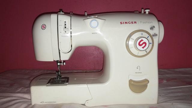 Maquina de costura domestica da singer Fashion