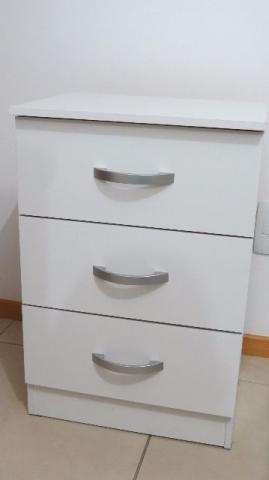 Par de criados mudos em excelente estado