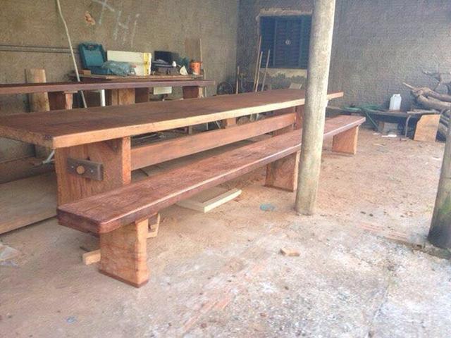 Conjunto de mesa e bancos de madeira feito a mão