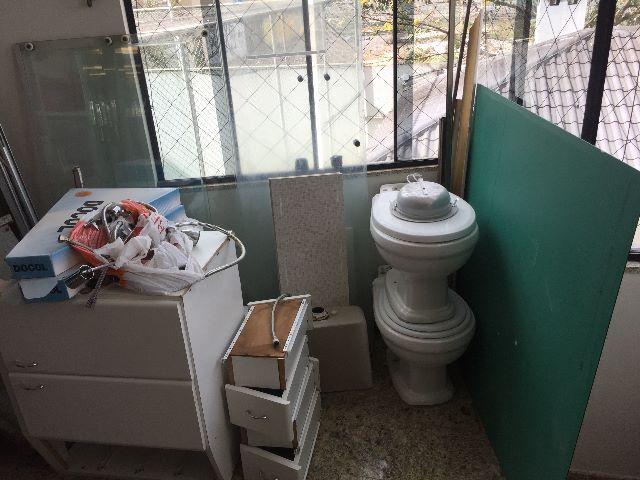 Diversos itens para banheiro