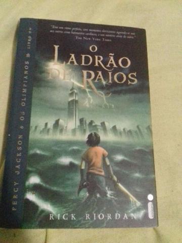 Livro percy jackson e o ladrao de raios - Rick Riordan