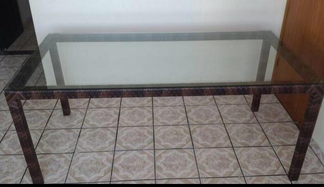 Mesa de seis cadeiras em alumínio