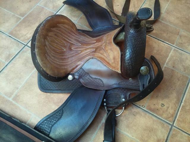 Sela nogueira em otimo estado