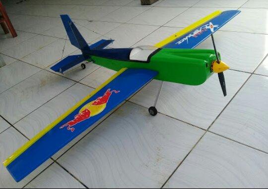Aeromodelo acrobatico red bull