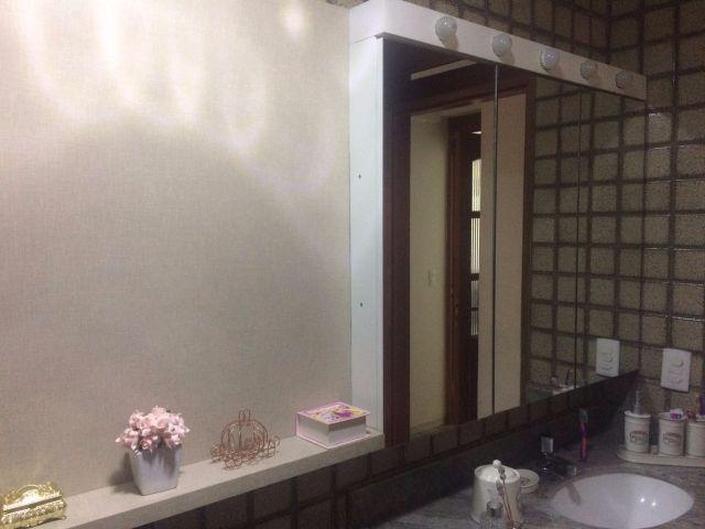 Armário de banheiro com espelho e painel