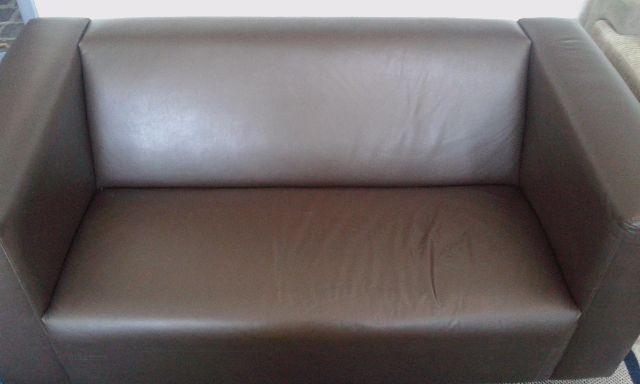 Lindo sofá 2 lugares em corino