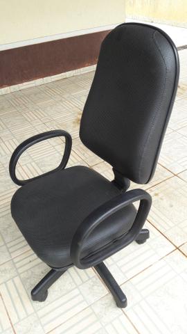 Vendo cadeira de escritorio semi nova.250 reais