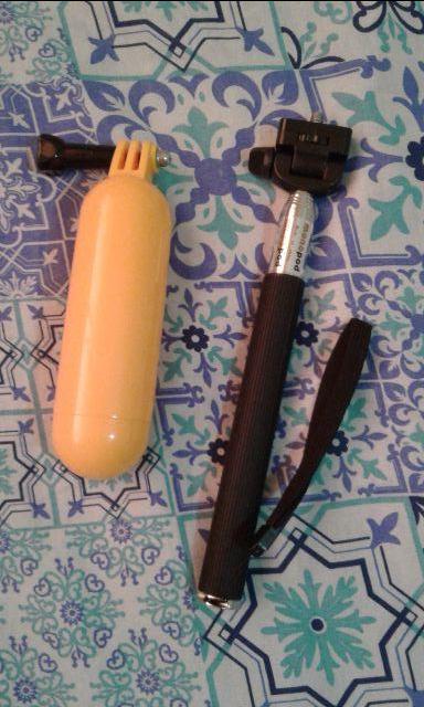 Bastão de selfie e boia para câmeras de ação