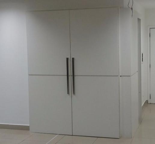 Conjunto em L marcenaria portas brancas mdf frisada de