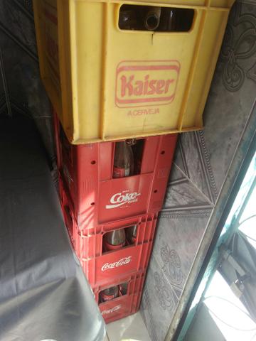 Forno elétrico e caixa de casco de Coca-Cola