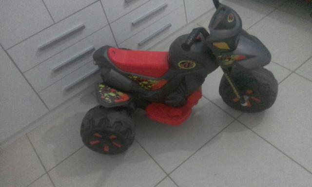 Vendo Moto elétrica infantil, com carregador, marcha frente