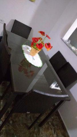 Mesa com tampa de vidro com 6 cadeiras. 1.70m