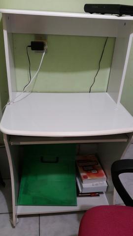 Mesa de escritório e cadeira executiva