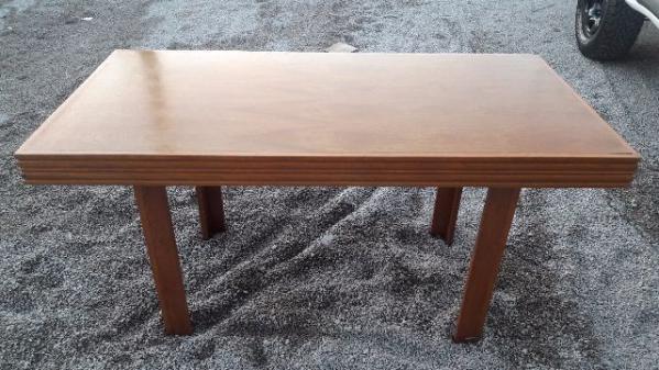 Mesa de madeira de cerejeira semi-nova, firme em excelente