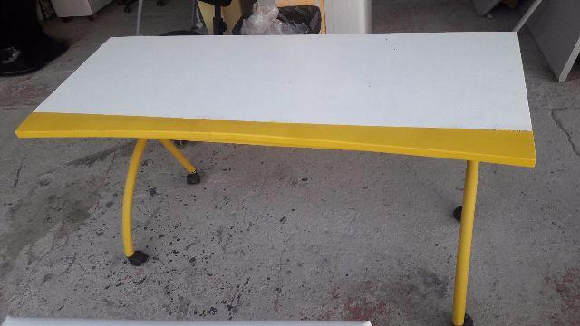 Mesa escrivaninha na cor branca e amarelo com rodinhas,