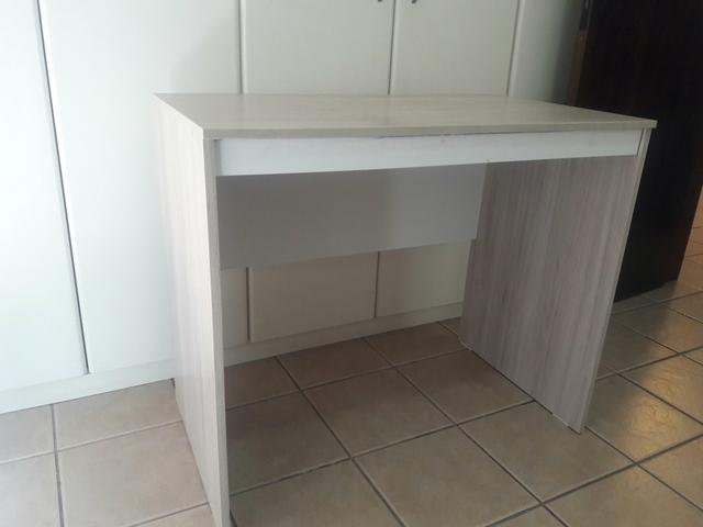 Mesa tipo escrivania em MDF