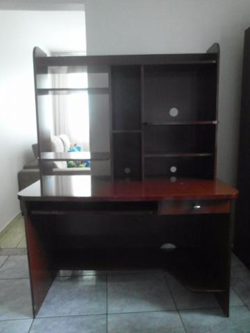 Rack de computador seminovo em MDF