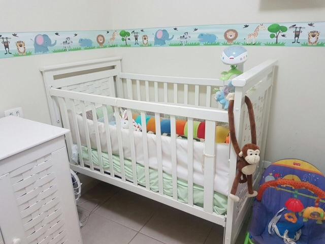 Berço com cabeceira em treliça