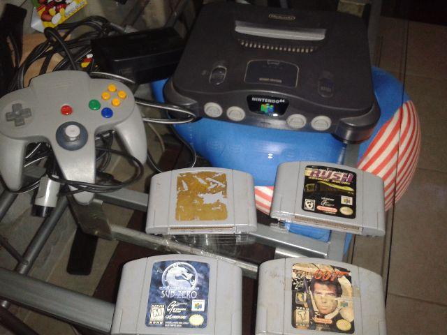 Console Nintendo 64 + 1 joystick + 3 jogos