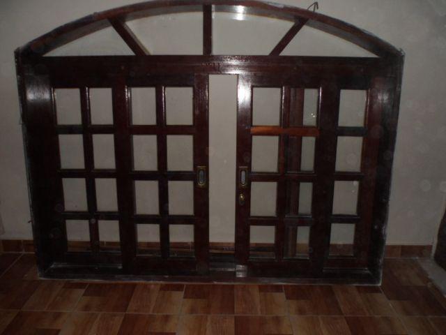 Janela de madeira ótima qualidade com vidro e chaves