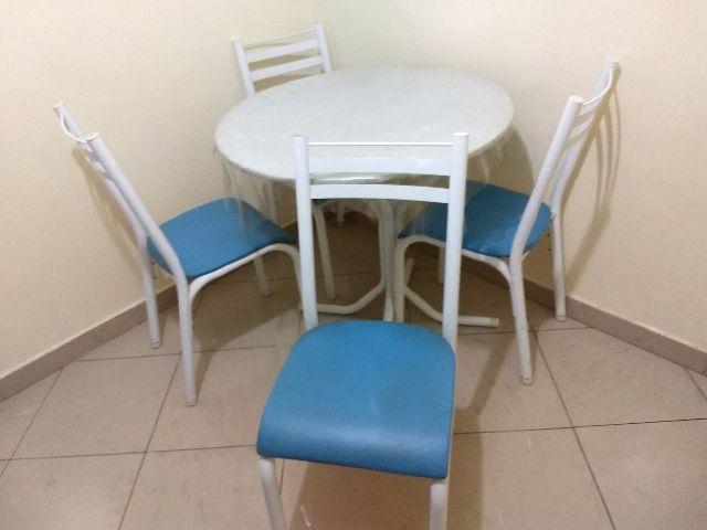 Mesa com quatro cadeiras