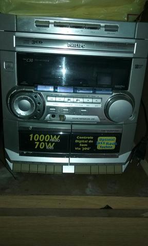 Som Philips de três CDs e com duas caixas em bom estado