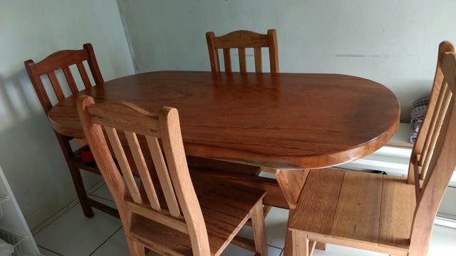 Vendo mesa de madeira maciça