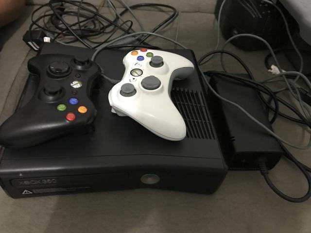 Xbox 360 com dois controles