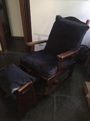Cadeira de balanco em madeira macica