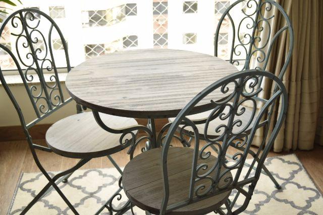 Conjunto de mesa e cadeiras em metal e madeira (aceito