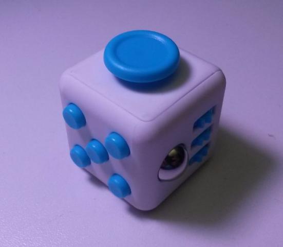 Fidget Cube: cubo anti-stress lacrado na caixa