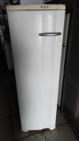 Freezer vertical electrolux 260 lts