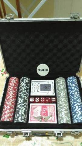 Maleta Kit Jogo Poker 200 Fichas Oficiais, Baralho, Dados