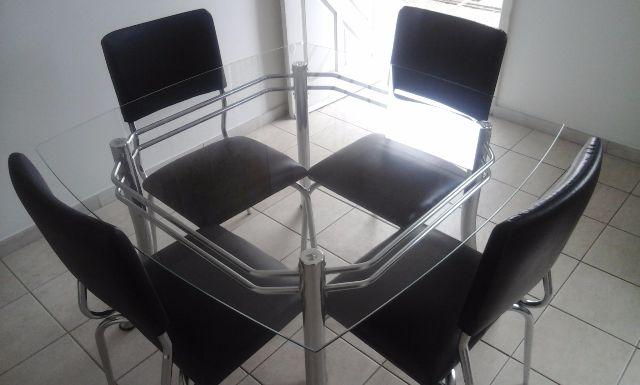 Mesa de jantar em vidro com 4 cadeiras