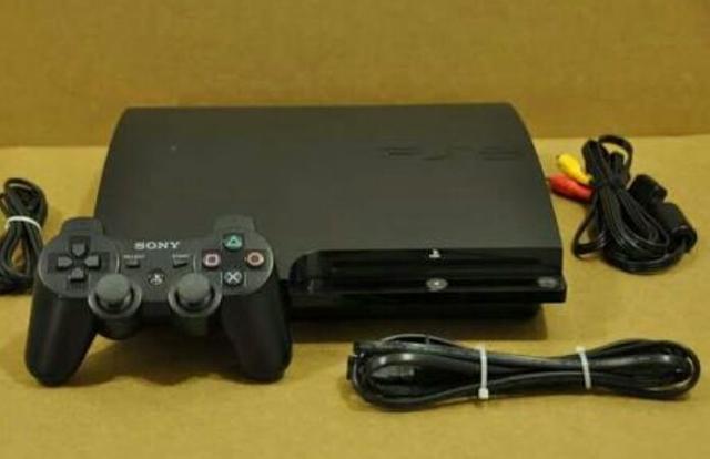 Ps3 com 2 jogos e 1 controle